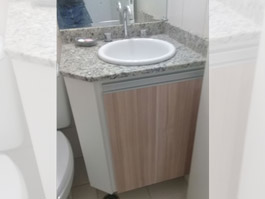 Banheiro angular com caixa branca em MDF - Marcenaria Ferraz