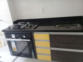 Cozinha com forno e cooktop embutidos e pia de mármore - Marcenaria Ferraz