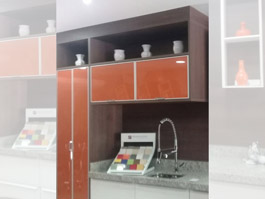 Cozinha com portas de vidro coloridas basculante - Marcenaria Ferraz