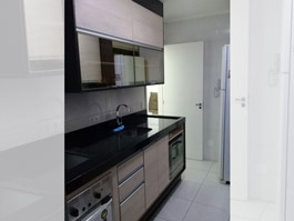 Cozinha com portas de vidro reflecta e pia de mármore - Marcenaria Ferraz