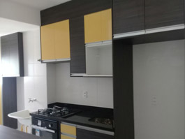 Cozinha revestida em branco e armário funcional na lavanderia - Marcenaria Ferraz