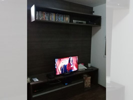 Home theater com corrediças telescópicas e nichos - Marcenaria Ferraz
