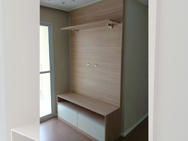 Home theater prateleiras bico tucano e puxadores perfil - Marcenaria Ferraz