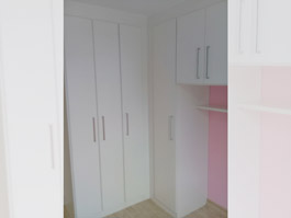Jogo de quarto mdf com portas foscas e puxadores cromados - Marcenaria Ferraz